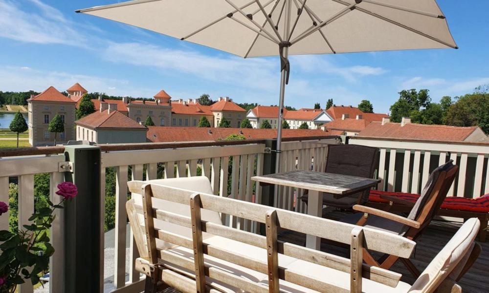 Loggiahaus Am Schloss, 5 Ferienwohnungen, Teils Mit Schloss- Und Seeblick Rheinsberg Esterno foto
