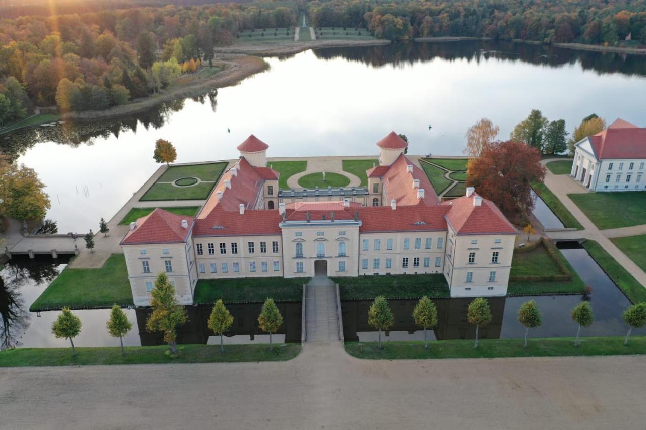 Loggiahaus Am Schloss, 5 Ferienwohnungen, Teils Mit Schloss- Und Seeblick Rheinsberg Esterno foto