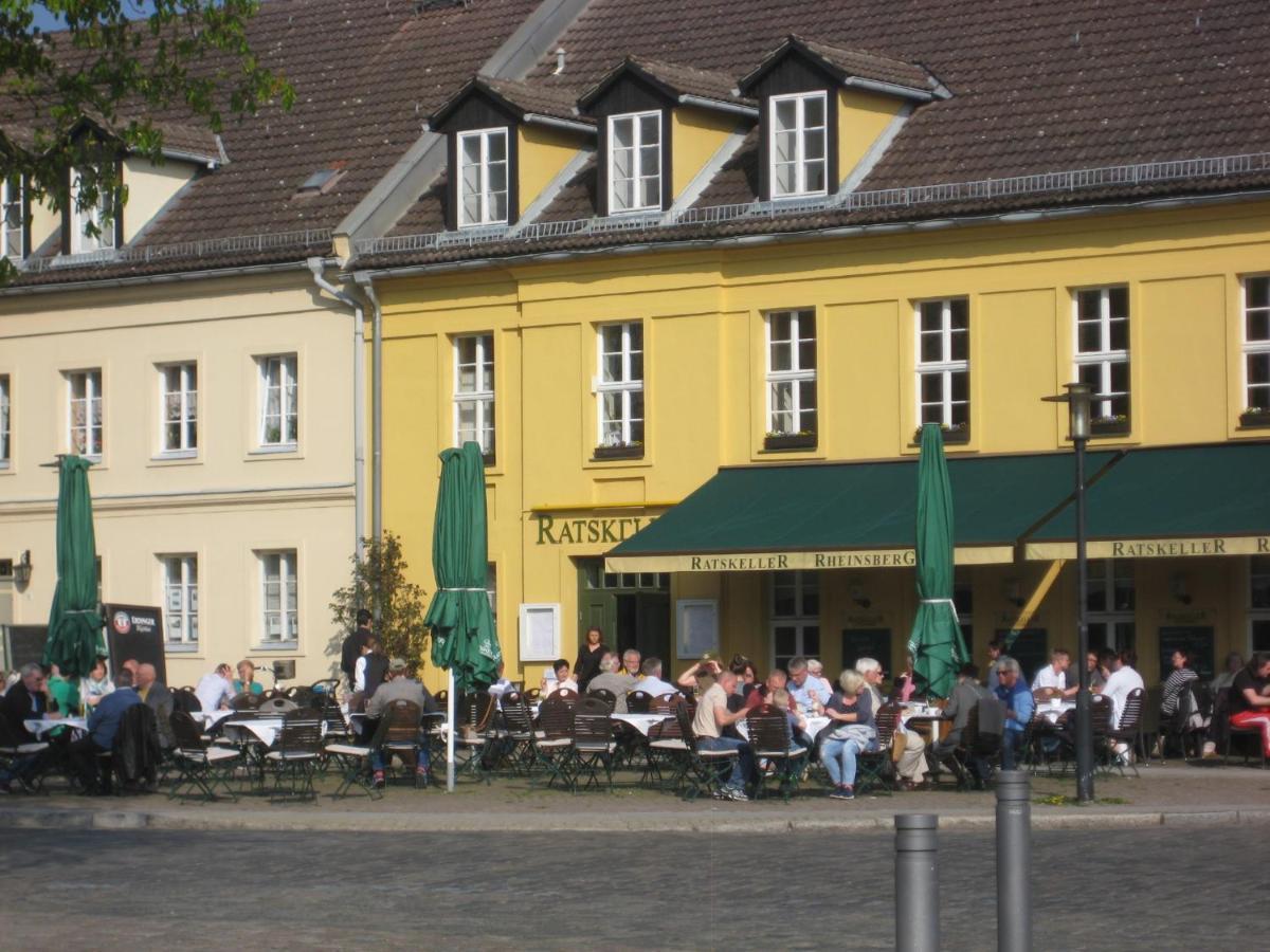 Loggiahaus Am Schloss, 5 Ferienwohnungen, Teils Mit Schloss- Und Seeblick Rheinsberg Esterno foto